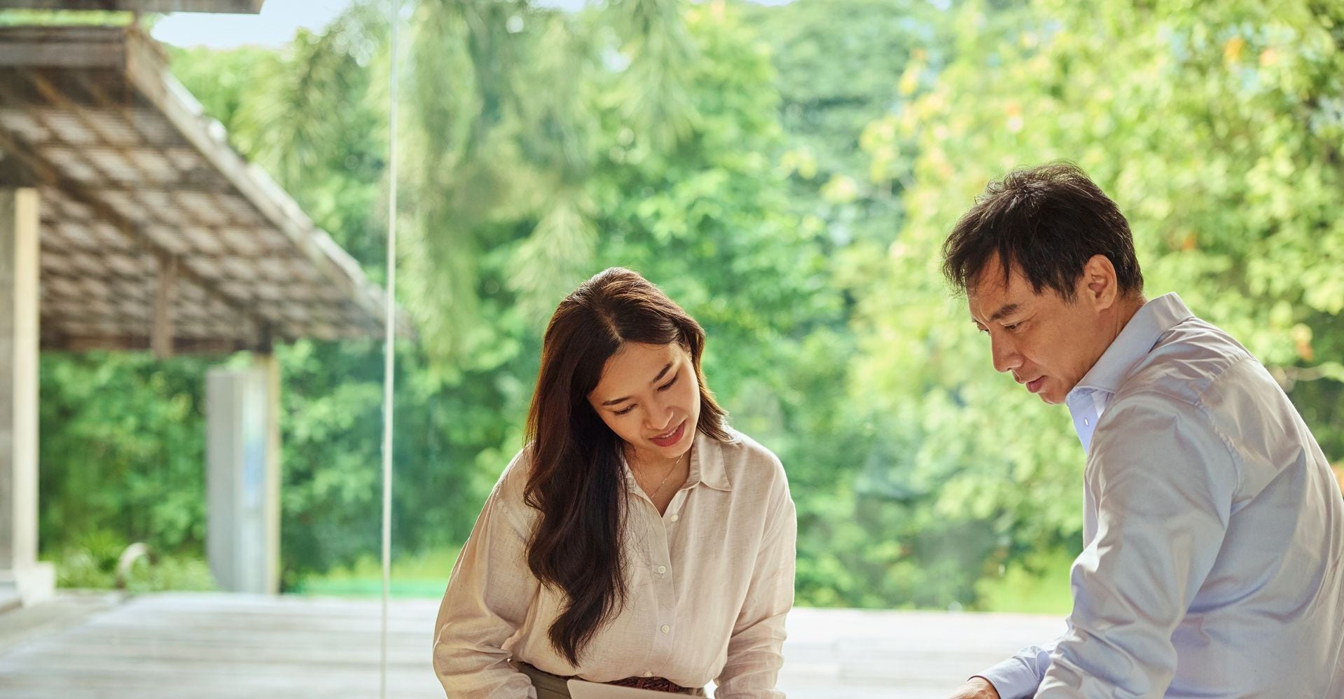 coworkers figuring how to advertise on amazon