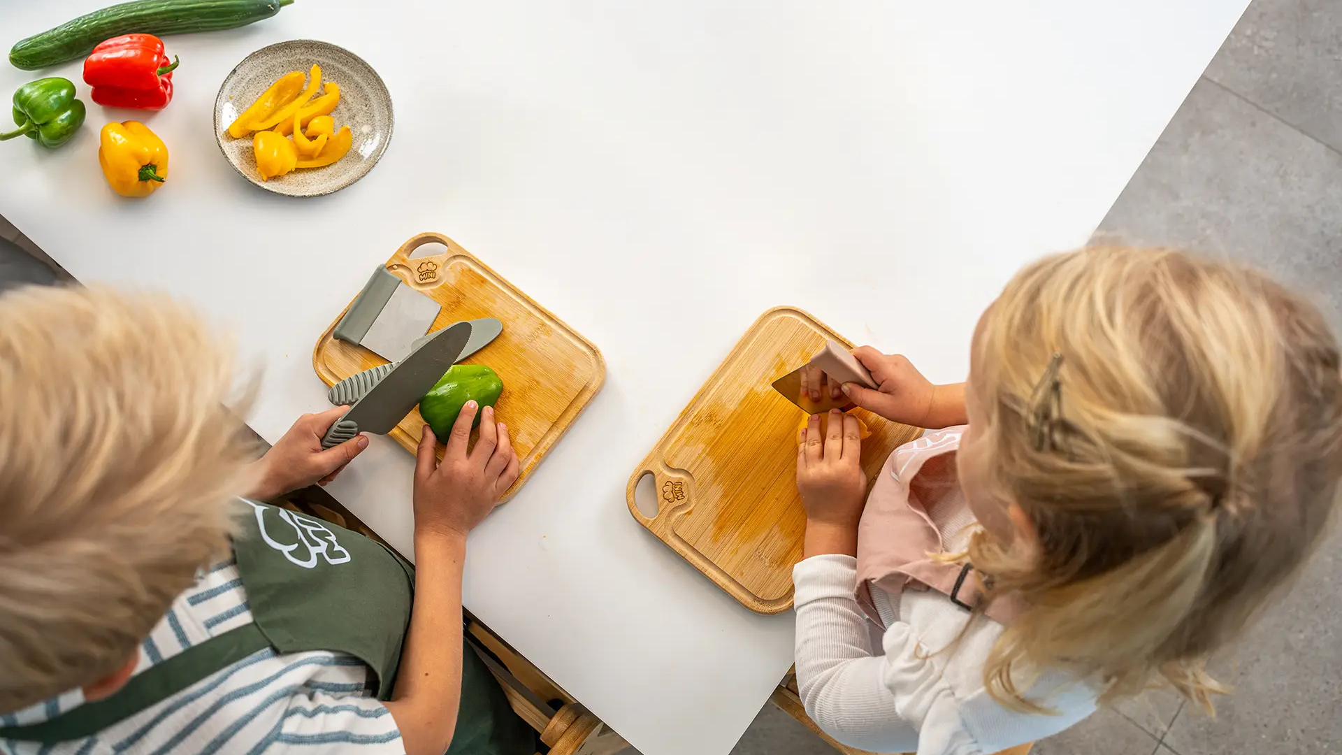 To boern ved koekkenbordet