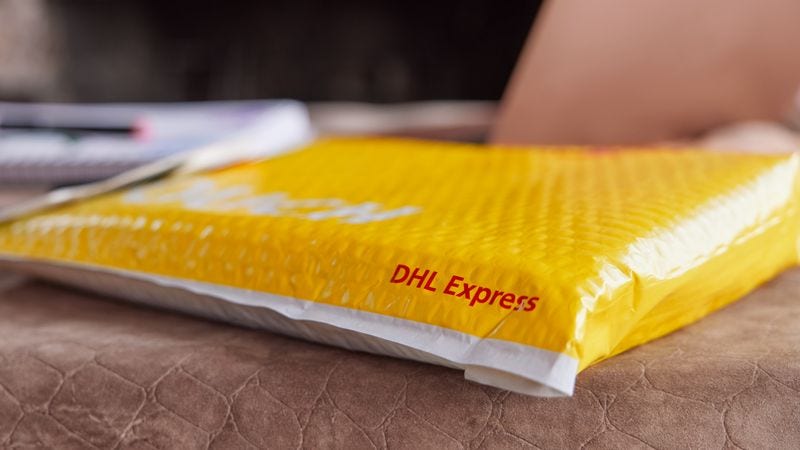 kiện hàng DHL Express sẵn sàng cho vận chuyển quốc tế