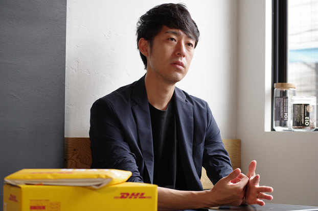 <p>PHILOCOFFEAが扱うコーヒー豆のラインナップに、新たに『TOMODACHI（友達）』という名をつけた製品が加わった。</p>
<p>「この『TOMODACHI』には、とても強い思い入れがあります。このコーヒーは僕が指定した方法でエチオピアで特別に作ってもらっています。はっきり言って農園の方にとっては面倒なことのはず。それでもやってくれるのは僕たちが”友達”だから。そして、その農園主と繋いでくれたのも台湾の生豆会社の友達でした。僕が世界チャンピオンだからやってくれているのではなく、信頼しあえる友達だからこそ実現できたコーヒーなんです。その友情に対して感謝の気持ちを示すために、『友達』と名付けました」</p>
<p>遠く南半球の生産者や農園労働者に思いを馳せ、絆を大切にする粕谷氏の新作『TOMODACHI』。実際に味わってみると、多くのカフェで出される一般的なコーヒーに比べ、とても浅煎りで、驚くほどフルーティーな味わいである。コーヒー豆が、そもそも花を咲かせる木の実であることを再認識させられる。</p>
