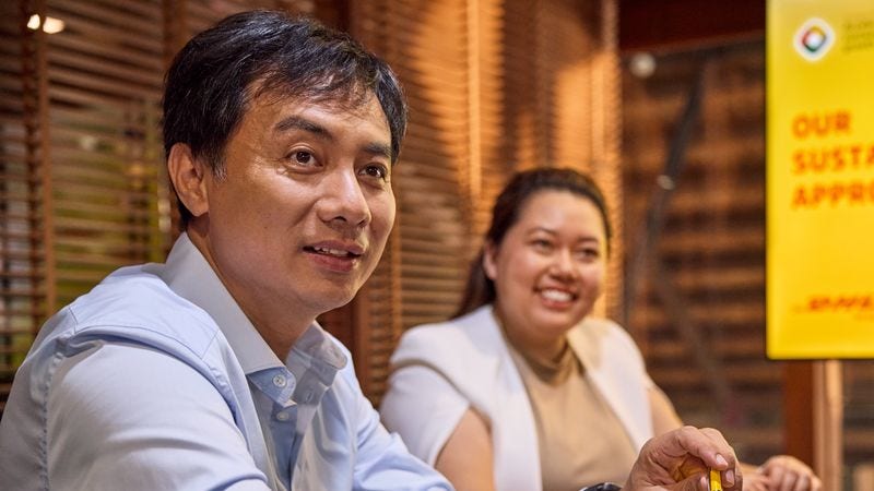 Karyawan dalam rapat menyempurnakan strategi pengalaman pelanggan B2B mereka