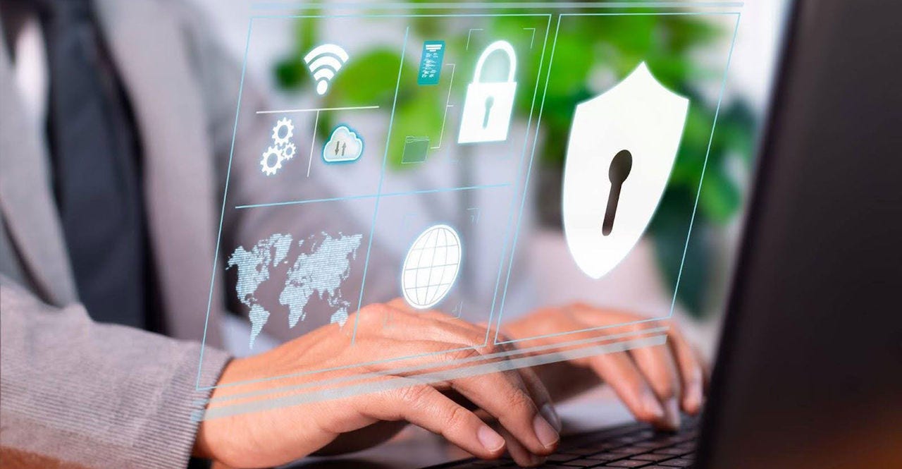 Pria Menggunakan Laptop untuk Memastikan Keamanan Bisnis Online Dengan DHL eSecure