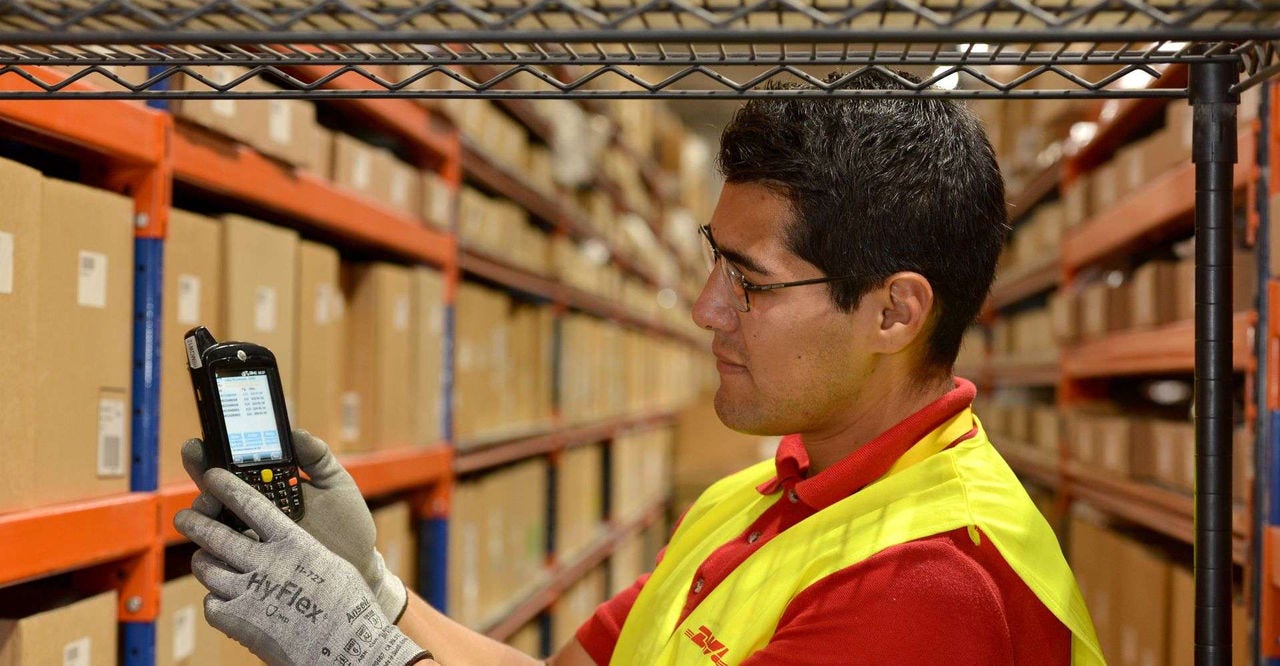 Karyawan DHL menghitung pajak cukai