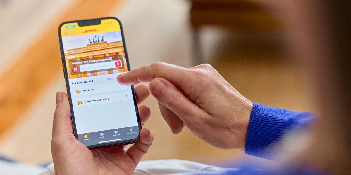 一位顾客正在用智能手机追踪货物运输情况