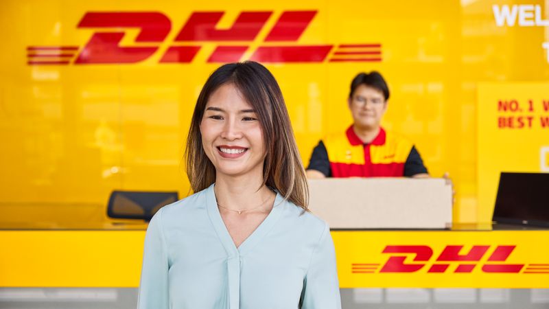 customer dropping a shipment off at a dhl express service point