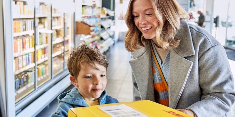 Clienti presso un DHL ServicePoint