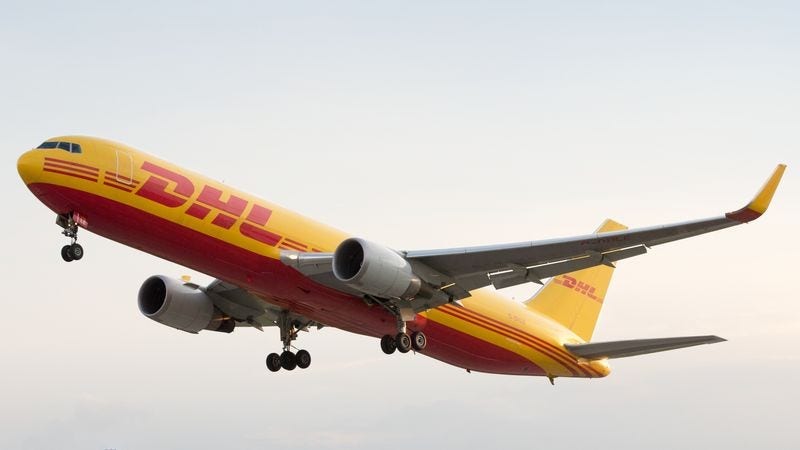 Pesawat DHL yang mengirimkan produk ke Korea Selatan dari Indonesia