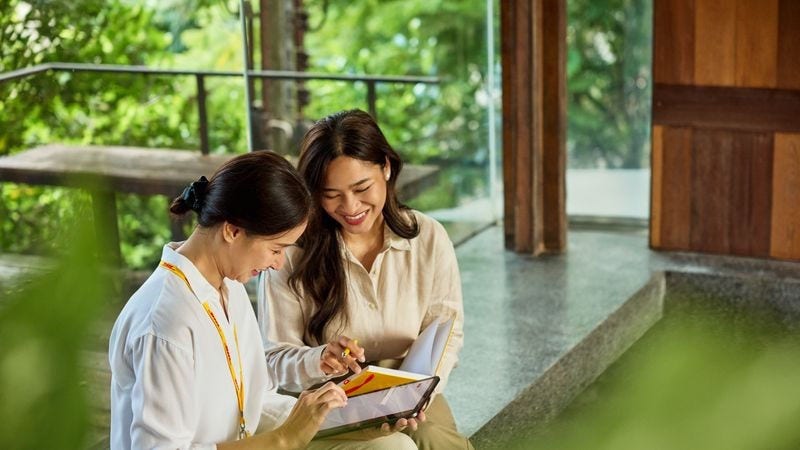 dhl employee discussing b2b shipping options with a business owner