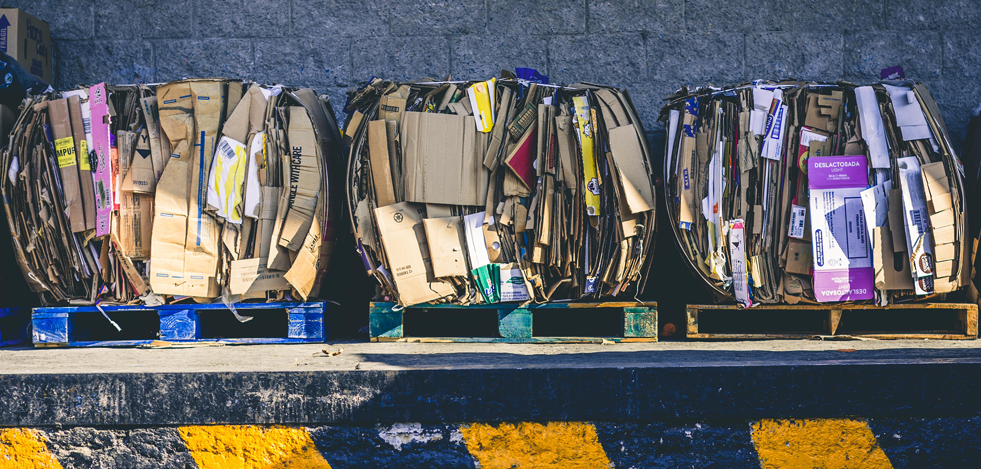 Fardos de papelão e embalagens separados para reciclagem, um dos destinos da logística reversa