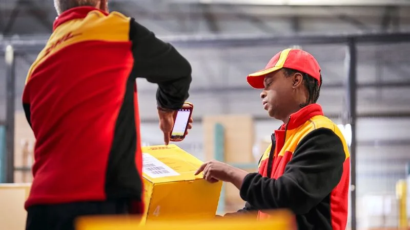 2 DHL employees scanning a parcel