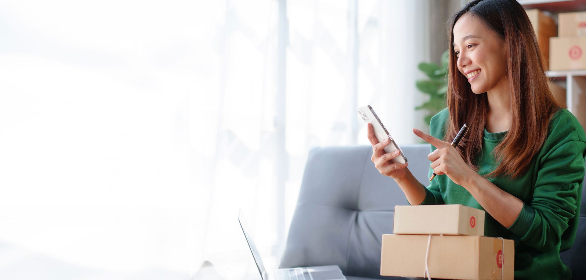 Femme souriant au téléphone portable