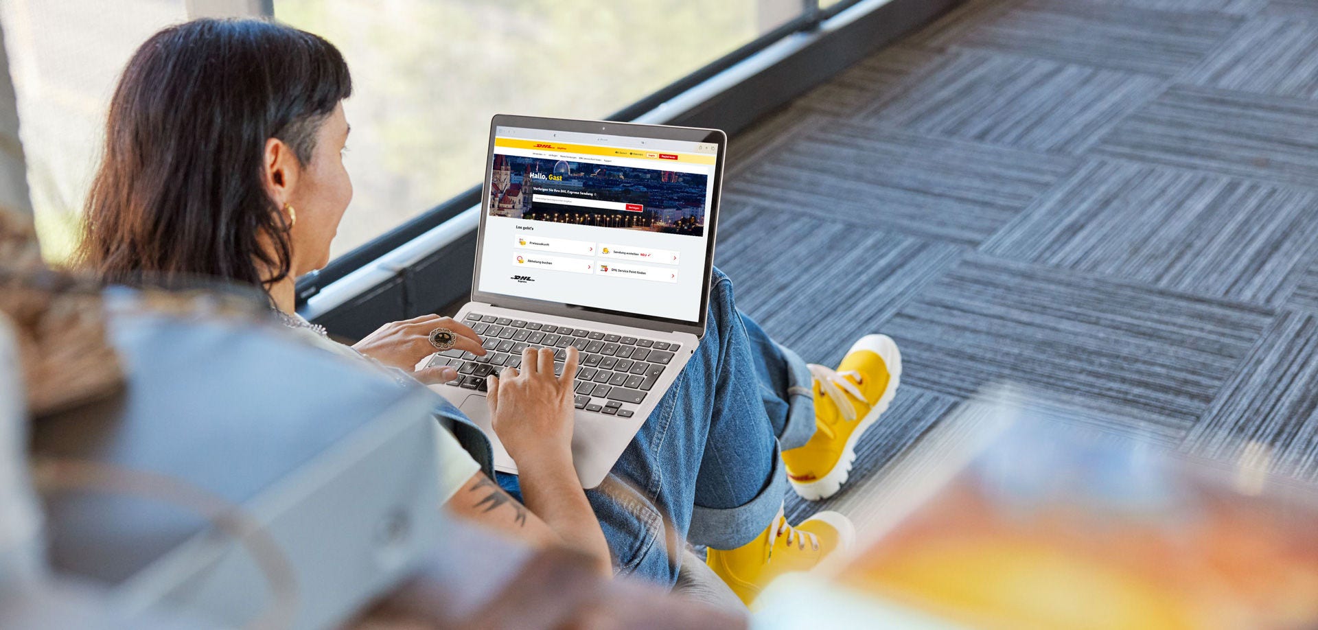 Une femme en interaction numérique avec un ordinateur portable