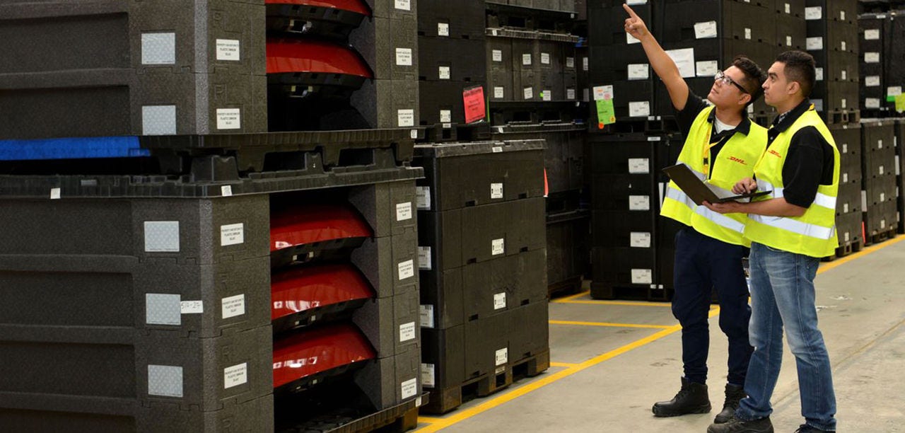 Sarı DHL markalı uçaklar 