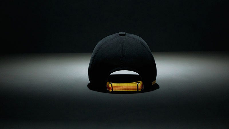 Topi bermerek DHL hitam