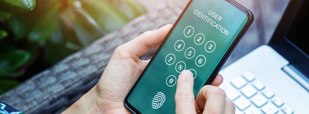 Hånd der åbner en mobiltelefon