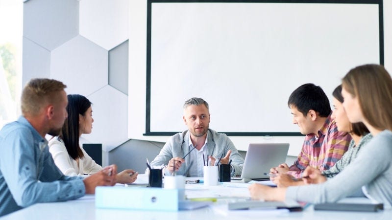 Inline Static ( 800x450)  - The employees are sitting around a table having a meeting