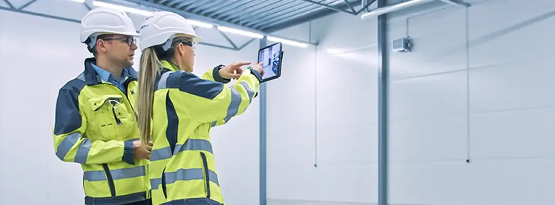 muž a žena při pohledu na obrazovku tabletu