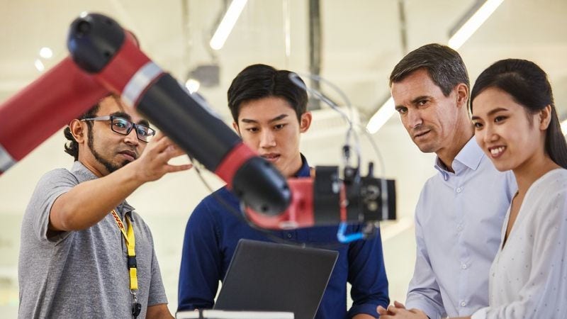 dhl employee sharing new technology in logistics