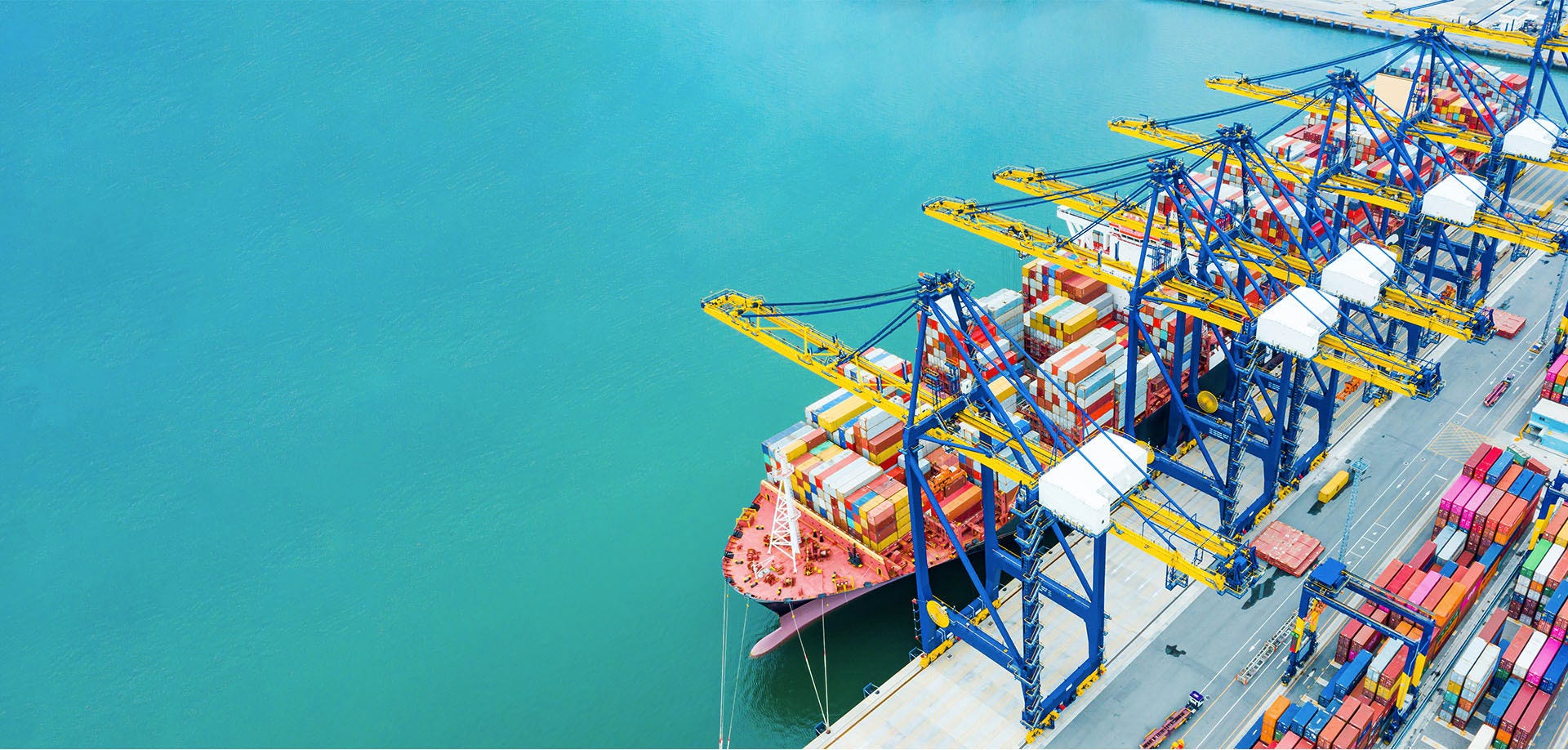 Barco con contenedores para envíos pesados