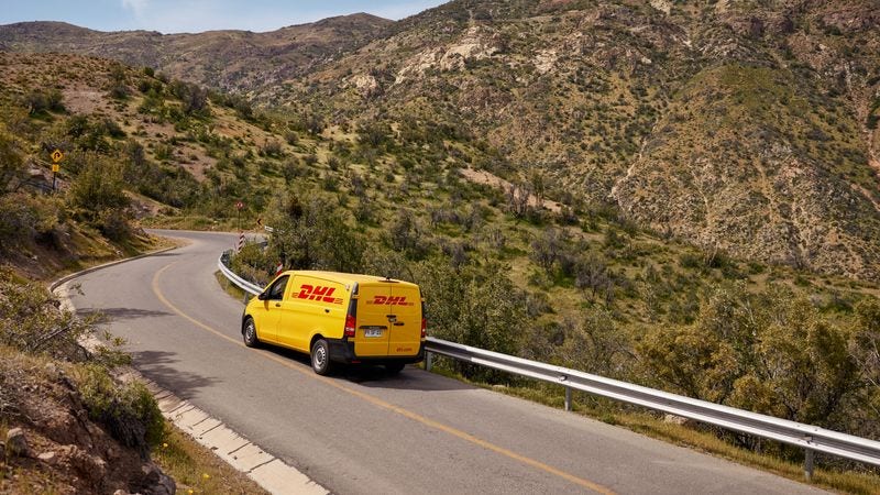 <p>DHL Express客戶可從收件到派送期間全程追蹤貨件&#xff0c;由速遞員收件、清關、直到貨件交付&#xff0c;讓您時刻緊貼付運進度。</p>
<p>每張提單均設獨立編號&#xff0c;若要追蹤您的貨件&#xff0c;請在 <a href="https://mydhl.express.dhl/hk/zh/home.html">MyDHL&#43;</a> 輸入10 位數字的提單號碼&#xff0c;即可查詢貨件狀態。以下是追蹤貨件時會顯示的狀態&#xff1a;</p>
<ul><li>已收件&#xff1a;速遞員已經收件&#xff0c;貨件已進入DHL全球網絡&#xff0c;開始運送您的貨物</li></ul>
<ul><li>清關事件&#xff1a;清關過程中發現問題&#xff0c;例如清關文件不準確或遺漏&#xff0c;寄件人或收件人需要補上缺漏文件&#xff0c;避免拖慢清關進度。</li><li>清關&#xff1a;貨件已成功清關&#xff0c;進入目的地國家/地區。</li><li>待出貨&#xff1a;速遞員已提取貨件&#xff0c;即將送至收貨地址。</li><li>已送遞&#xff1a;貨件已送遞到指定的收貨地址。</li><li>例外&#xff1a;影響派送時間的特殊情況&#xff0c;例如極端天氣或未能聯絡收件人等</li></ul>
<p>DHL ProView為DHL Express帳戶持有人提供網上實時貨件追蹤服務。當貨件在收派時&#xff0c;系統會透過電郵或短訊自動向您以及您所指定的用戶傳送通知訊息。 </p>
<p>DHL ProView 的優點包括&#xff1a;</p>
<ul><li>節省時間&#xff1a;透過帳號監控所有貨件狀態&#xff0c;無需再逐件追蹤。</li><li>提高效率&#xff1a;存取和下載貨件報告以供業務分析和營運使用。</li><li>掌握資訊&#xff1a;提供個人化通知&#xff0c;可設定發送時間、內容和對象。</li></ul>
<p>隨著電子商務行業的增長&#xff0c;為保持優勢&#xff0c;貨件追蹤功能是網店對速遞運輸服務的必要條件。</p>
