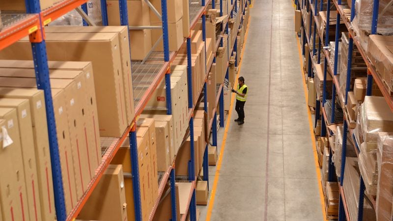 <p>Menentukan produk terlaris pasar membutuhkan penelitian dan analisis e-commerce menyeluruh. Dengan mengikuti langkah-langkah ini, Anda dapat mengidentifikasi permintaan untuk produk Anda, menyempurnakannya untuk memenuhi kebutuhan audiens target, dan memastikan usaha yang menguntungkan dengan lebih banyak jaminan.</p>
<p>Namun, menjual di pasar luar negeri memiliki tantangan tersendiri, terutama mengenai logistik, peraturan internasional, dan dokumen lain yang diperlukan. Itulah mengapa penting untuk&nbsp;memilih <a href="https://www.dhl.com/discover/en-id">mitra logistik yang andal seperti DHL Express&nbsp;Indonesia</a>&nbsp;yang dapat membantu Anda menavigasi rintangan ini untuk mencapai kesuksesan dengan mudah.&nbsp;</p>
<p>Sebagai pemimpin global dalam bidang logistik, DHL Express menawarkan berbagai layanan kepada bisnis di Indonesia<a href="https://www.dhl.com/discover/en-id/ship-with-dhl/services">&nbsp;untuk membuat proses ekspor menjadi efisien dan tidak merepotkan</a>. Dari&nbsp;menghindari ketidakpatuhan bea cukai hingga&nbsp;pengiriman internasional, DHL Express memiliki keahlian dan sumber daya untuk membantu Anda dengan cepat mengirimkan produk Anda ke berbagai pasar global.&nbsp;</p>
<p>Perluas cakrawala bisnis Anda dengan DHL Express Indonesia. Manfaatkan peluang baru dan selami lebih dalam pasar internasional sambil mengendalikan kesuksesan bisnis Anda.&nbsp;<a href="https://www.dhl.com/discover/en-id/ship-now">Buka akun</a>&nbsp;bisnis dengan kami hari ini untuk akses pengiriman yang lebih besar ke pasar yang belum dimanfaatkan di luar negeri.</p>
