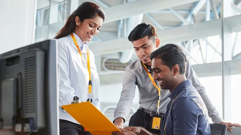 <h2>Langkah-langkah yang diambil oleh bisnis dan operator pelayaran internasional</h2><p>Dampak pandemi pada sektor transportasi harus ditangani dengan cepat dan efisien karena ekonomi global – serta transportasi obat-obatan, peralatan medis, dan kebutuhan dasar – bergantung padanya. Operator pengiriman mengambil langkah-langkah penting untuk menavigasi dampak pandemi, berinovasi dalam proses dan operasi mereka dengan cara-cara berikut.&nbsp;</p><h3>1. Rantai pasokan yang lebih efisien</h3><p>Pertama, perusahaan-perusahaan&nbsp;ini mengubah rantai pasokan mereka menjadi lebih ramping dan responsif. Mereka mendiversifikasi rantai pasokan mereka dan menyusun rencana darurat untuk menghadapi gangguan di masa depan. Mendapatkan pasokan bahan baku alternatif, menimbun barang di gudang, dan bermitra dengan operator logistik independen dengan operasi yang efisien adalah bagian dari strategi ini.</p><h3>2. Melompat pada kereta musik e-commerce</h3><p>Karena&nbsp;konsumen semakin banyak berbelanja online di tengah penguncian dan pembatasan, sektor e-commerce mencatat pertumbuhan yang tajam. Yang menarik, penjualan e-commerce global tumbuh 24,1% untuk mencapai nilai perkiraan US $ 4,29 triliun selama pandemi, Digital Commerce 360 mengungkapkan. Bahkan, penjualan e-commerce di seluruh dunia diperkirakan akan tumbuh 56% menjadi sekitar US $ 8,1 triliun pada tahun 2026, menurut Statista.&nbsp;</p><p>Apa yang menyebabkan pertumbuhan besar ini? Bisnis memanfaatkan kebangkitan e-commerce&nbsp;dengan mengalihkan operasi mereka secara online dan membuka toko online. Perusahaan logistik juga memainkan peran penting dalam memfasilitasi perjalanan e-commerce bisnis melalui solusi pengiriman dan pengiriman yang transparan, andal, dan efisien.</p><h3>3. Penggabungan proses dan operasi ramah lingkungan</h3><p>Ketika berbagai transportasi udara menurun selama pandemi global, dunia menyaksikan&nbsp;pengurangan besar dalam emisi karbon dan peningkatan kualitas udara. Hal ini menyebabkan banyak&nbsp;konsumen menjadi lebih sadar&nbsp;lingkungan dan memilih produk dan merek yang mempromosikan keberlanjutan. Oleh karena itu, bisnis harus memastikan operasi mereka lebih berkelanjutan untuk mengurangi jejak karbon mereka dan menyediakan produk dan layanan ramah lingkungan kepada pelanggan.</p><p><a href="https://www.dhl.com/discover/en-id/">DHL Express</a>&nbsp;adalah operator logistik yang telah mengambil langkah signifikan menuju keberlanjutan dengan mengurangi emisi karbonnya.&nbsp;<a href="https://www.dhl.com/discover/en-id/ship-now">Daftar akun DHL Express</a>&nbsp;hari ini&nbsp;untuk merasakan transformasi operasi kami agar berhasil menavigasi dampak COVID-19 pada pengiriman global.&nbsp;</p><p>Selain itu, dengan MyDHL+, perusahaan di Indonesia dapat memiliki berbagai&nbsp;pilihan untuk pelacakan&nbsp;paket&nbsp;untuk memudahkan proses pengiriman bagi diri mereka sendiri dan pelanggan mereka.&nbsp;Jangan ragu untuk&nbsp;menghubungi call center&nbsp;DHL kami&nbsp;di Indonesia untuk informasi lebih lanjut tentang layanan kami.</p>