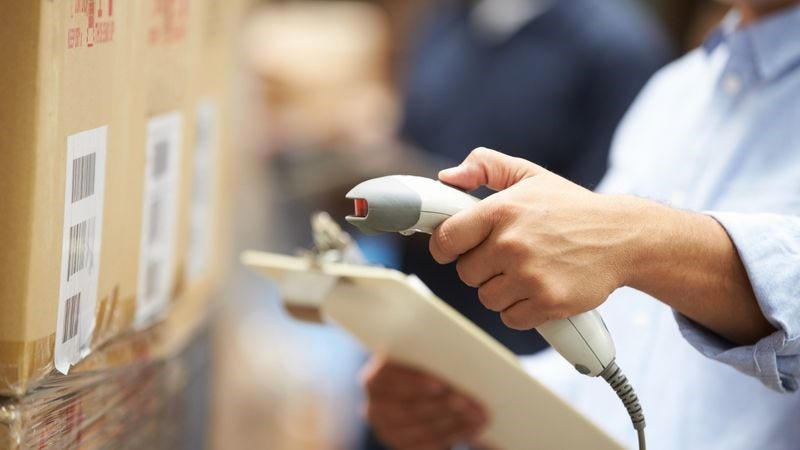 Staf memeriksa harga barang kena cukai