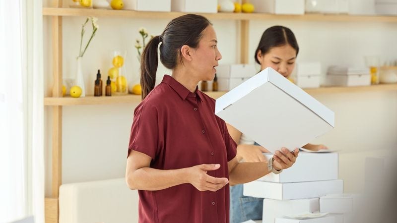 Vietnamese exporter explaining de minimis threshold to employees