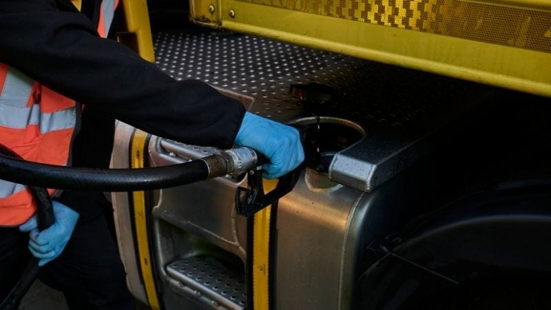 Uomo che fa rifornimento di camion