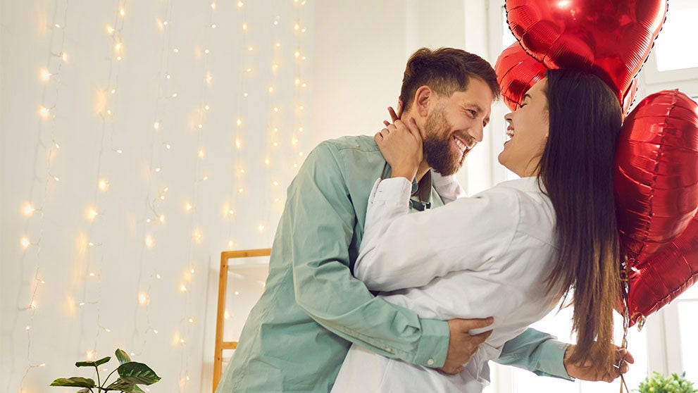 גבר מחזיק אישה