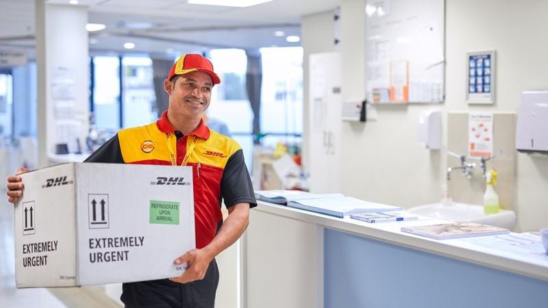 DHL Express 員工從醫療中心提著包裹離開
