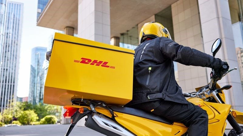 Nhân viên DHL di chuyển để gửi bưu kiện quốc tế