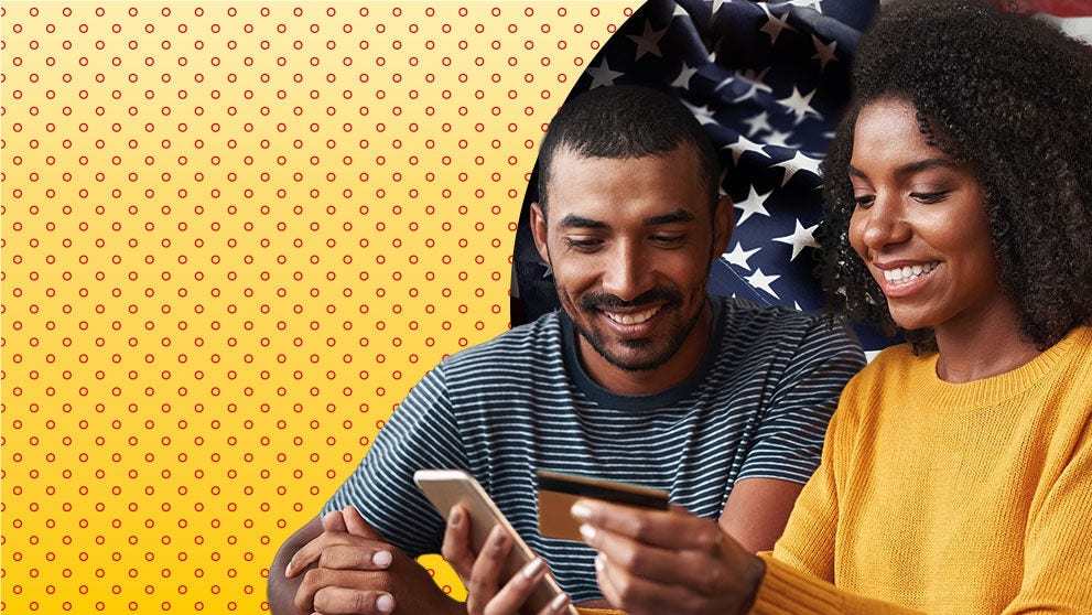 muž a žena se usmívají na obrazovku mobilního telefonu