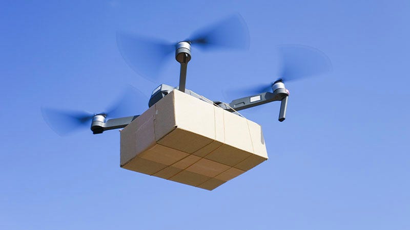 Dron dostarczający paczkę