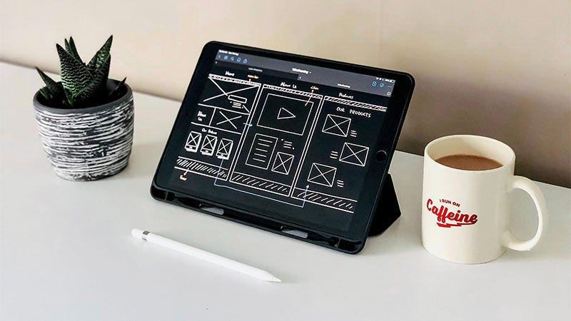 tablette avec des schémas dessus