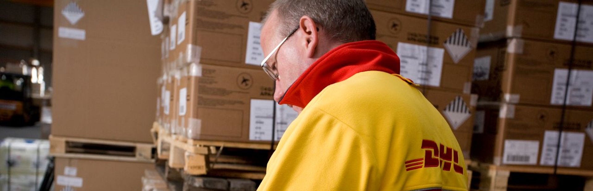 Karyawan DHL memeriksa bea cukai