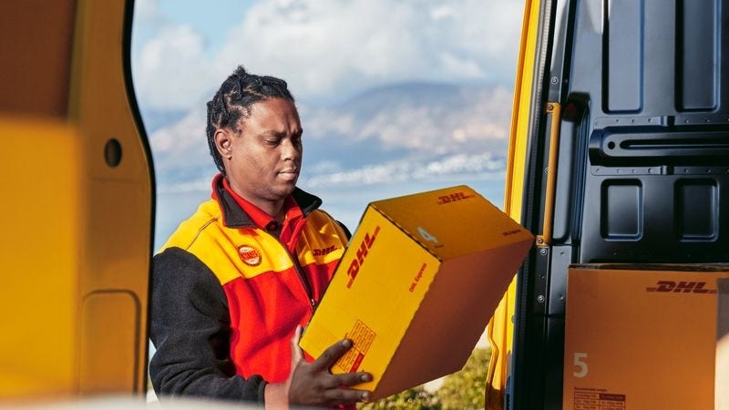 Karyawan DHL Express mengantarkan biji kopi yang diekspor dari Indonesia ke kedai kopi