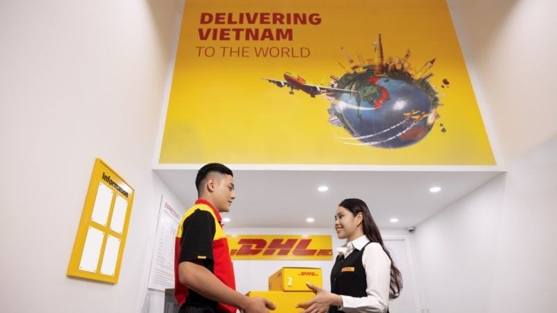 <p>Dưới đây là những ưu điểm nổi bật mà dịch vụ&nbsp;gửi hàng đi Mỹ DHL&nbsp;mang lại cho khách hàng:</p><ul><li>Bề dày kinh nghiệm chuyển phát nhanh quốc tế: Được thành lập vào năm 1969, DHL Express hiện đang phục vụ hơn 3 triệu khách hàng ở khắp 220 quốc gia và vùng lãnh thổ. Tại Việt Nam, DHL có mặt từ năm 1998 và sở hữu 10 trung tâm khai thác (trong đó 6 trung tâm đạt chứng nhận TAPA của Hiệp hội Bảo vệ Tài sản vận chuyển quốc tế), 2 cửa khẩu, 17 điểm dịch vụ trên toàn quốc cùng hơn 220 phương tiện giao nhận.</li><li>Đầu tư cho đường bay từ Việt Nam đến Mỹ: Trong năm 2022, DHL Express vừa mở thêm đường bay mới từ Việt Nam đến Mỹ với máy bay Boeing 777F, bổ sung đến 102 tấn tải cho khách hàng tại Việt Nam. Thời gian chuyển phát nhanh hàng hóa đến Mỹ cũng chỉ mất khoảng 2-3 ngày làm việc.&nbsp;</li><li>Dịch vụ giao hàng linh hoạt: Khách hàng của bạn sẽ tận hưởng nhiều lợi ích từ dịch vụ Giao hàng theo yêu cầu (ODD), cho phép họ quyết định thời gian và địa điểm nhận hàng. Điều này sẽ giúp nâng cao tỉ lệ giao hàng thành công và mức độ hài lòng của khách hàng.</li><li>Chính sách giá hấp dẫn và hỗ trợ khách hàng tận&nbsp;tâm: Bạn có thể yên tâm rằng đội ngũ Chuyên gia Quốc tế được chứng nhận của DHL Express sẽ đưa ra mức giá ưu đãi phù hợp nhất, tư vấn cặn kẽ về thủ tục mở tài khoản gửi hàng, cũng như đồng hành cùng bạn xuyên suốt quá trình sử dụng dịch vụ DHL.</li></ul><p>DHL Express đã và đang khẳng định vị thế của mình trên thị trường vận chuyển quốc tế với độ tin cậy cao, dịch vụ khách hàng chuyên nghiệp, cùng quy trình vận chuyển nhanh chóng và hiệu quả.&nbsp;</p><p>Chính vì thế, đừng ngần ngại khi lựa chọn DHL Express như một đối tác đáng tin cậy trong việc&nbsp;chuyển phát nhanh đi Mỹ. Một lựa chọn sáng suốt sẽ mang lại sự an tâm và thành công trong kinh doanh quốc tế của bạn!</p>