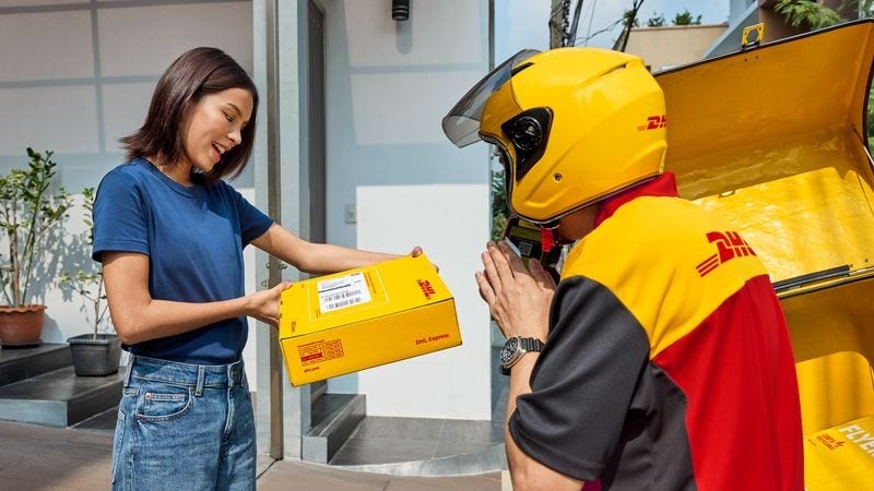 customer receiving parcel with shipping through dhl express