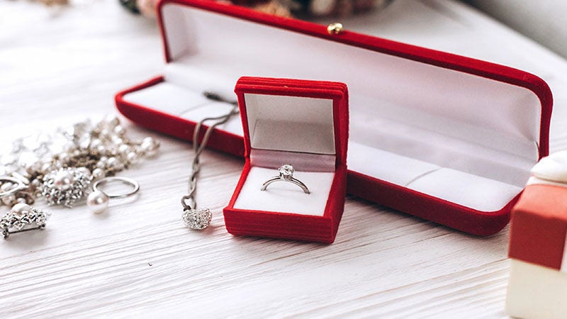 תכשיטים בקופסאות