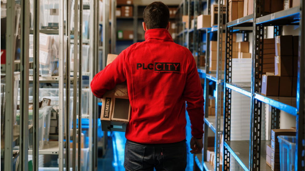 Addetto PLC City in un magazzino