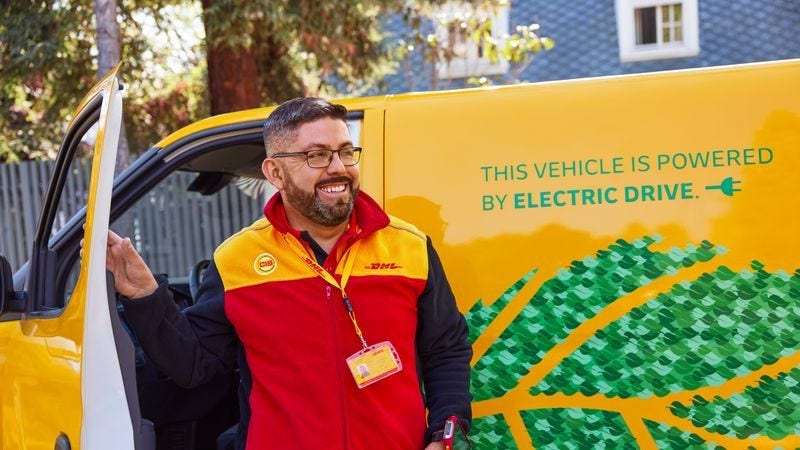 DHL 員工從 DHL GoGreen 電動速遞車下車