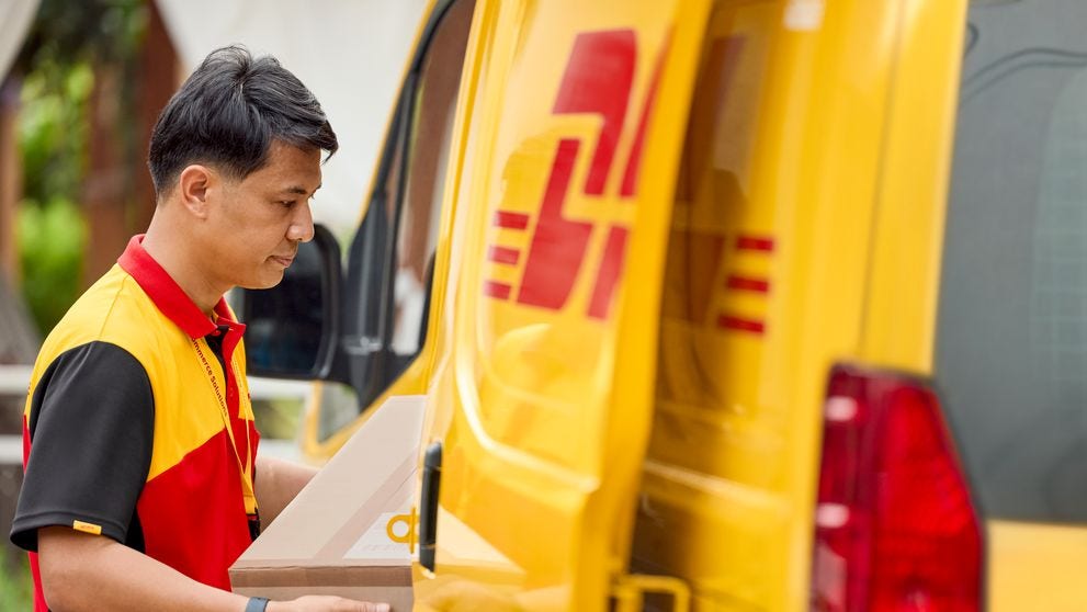 DHL 快遞員將包裹放入黃色 DHL 貨車中