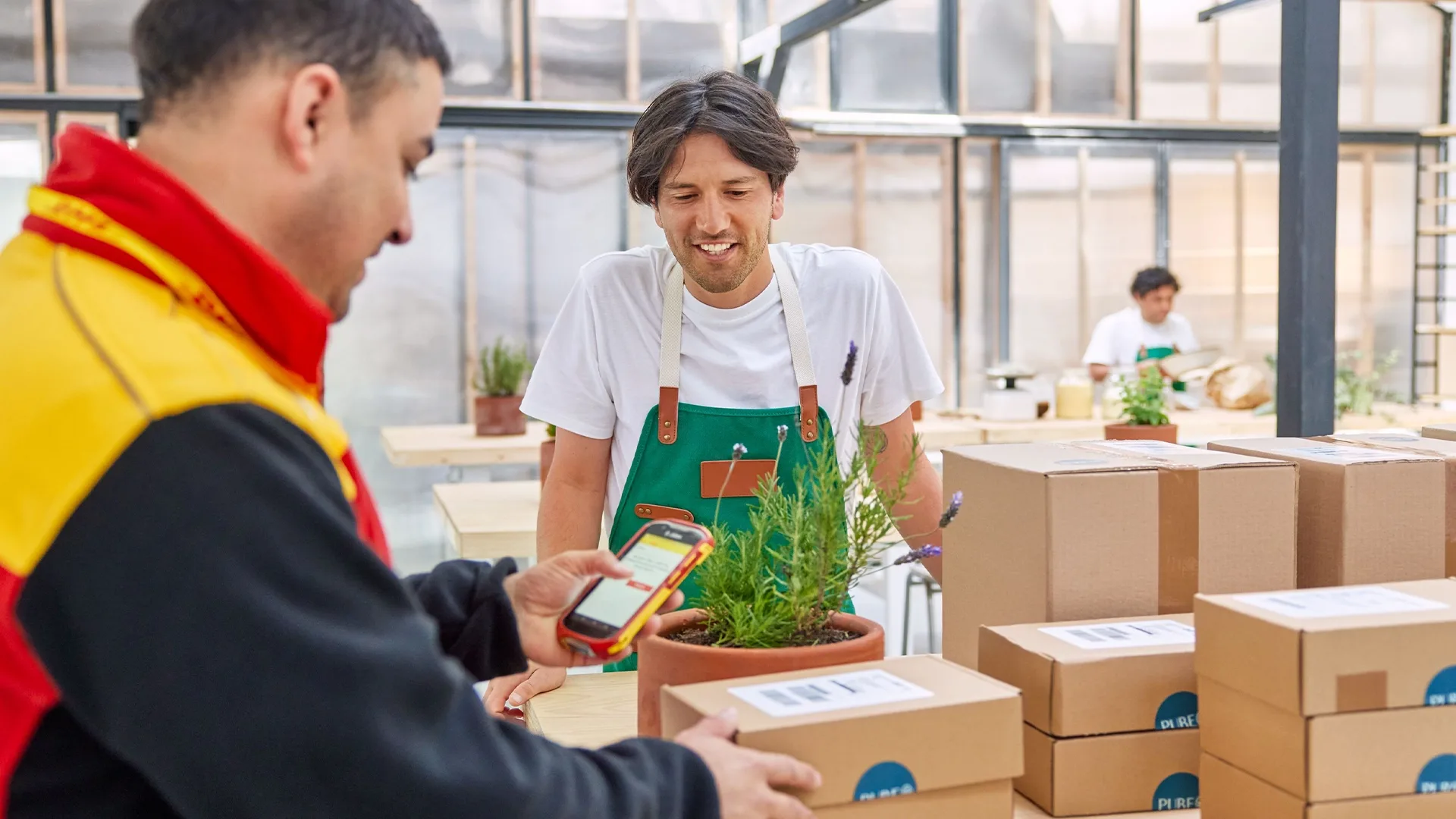 ساعي DHL يفحص طردا