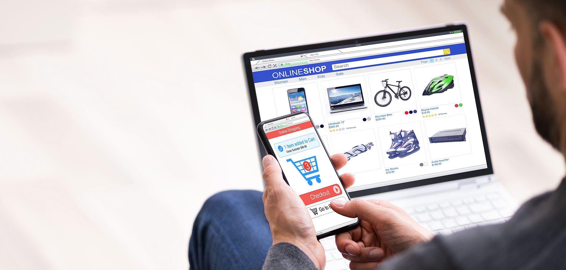 Un homme regardant une boutique en ligne