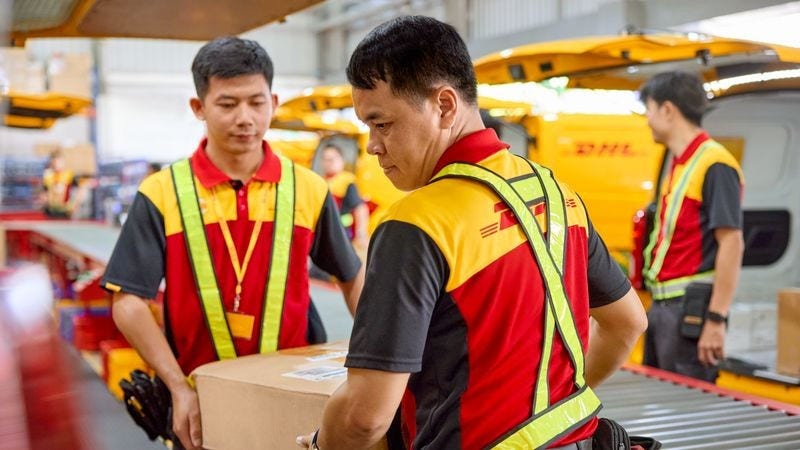 Karyawan DHL menyiapkan komoditas impor dari Eropa untuk dikirim di Indonesia