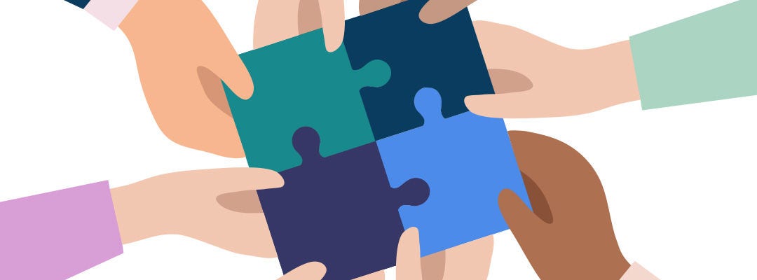 4 hænder der holder hver deres puslespilsbrik