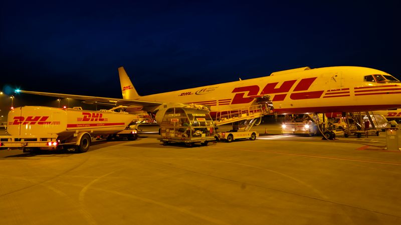 Máy bay chở hàng của DHL Express vào ban đêm sẵn sàng cho vận chuyển quốc tế từ Việt Nam
