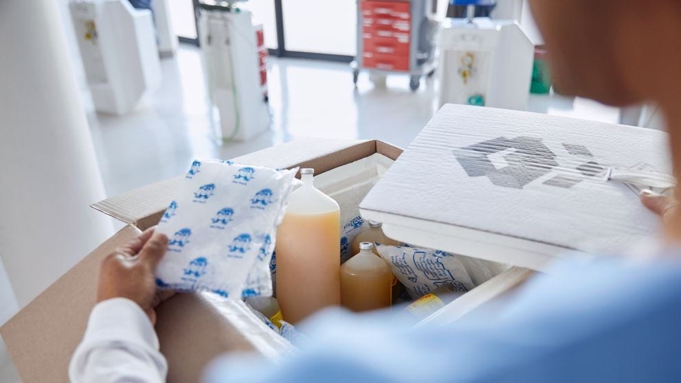 護理師將藥品打包準備出貨