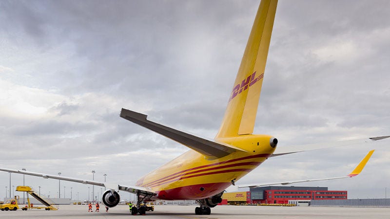 קצה הזנב של מטוס DHL צהוב ואדום